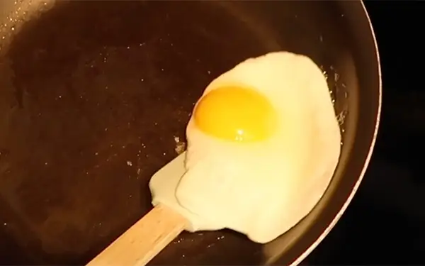 Cooking Eggs: Frying