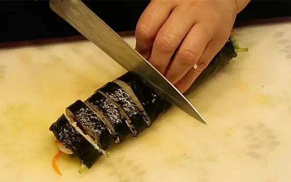 Cutting & Finishing Your Gimbap (김밥)